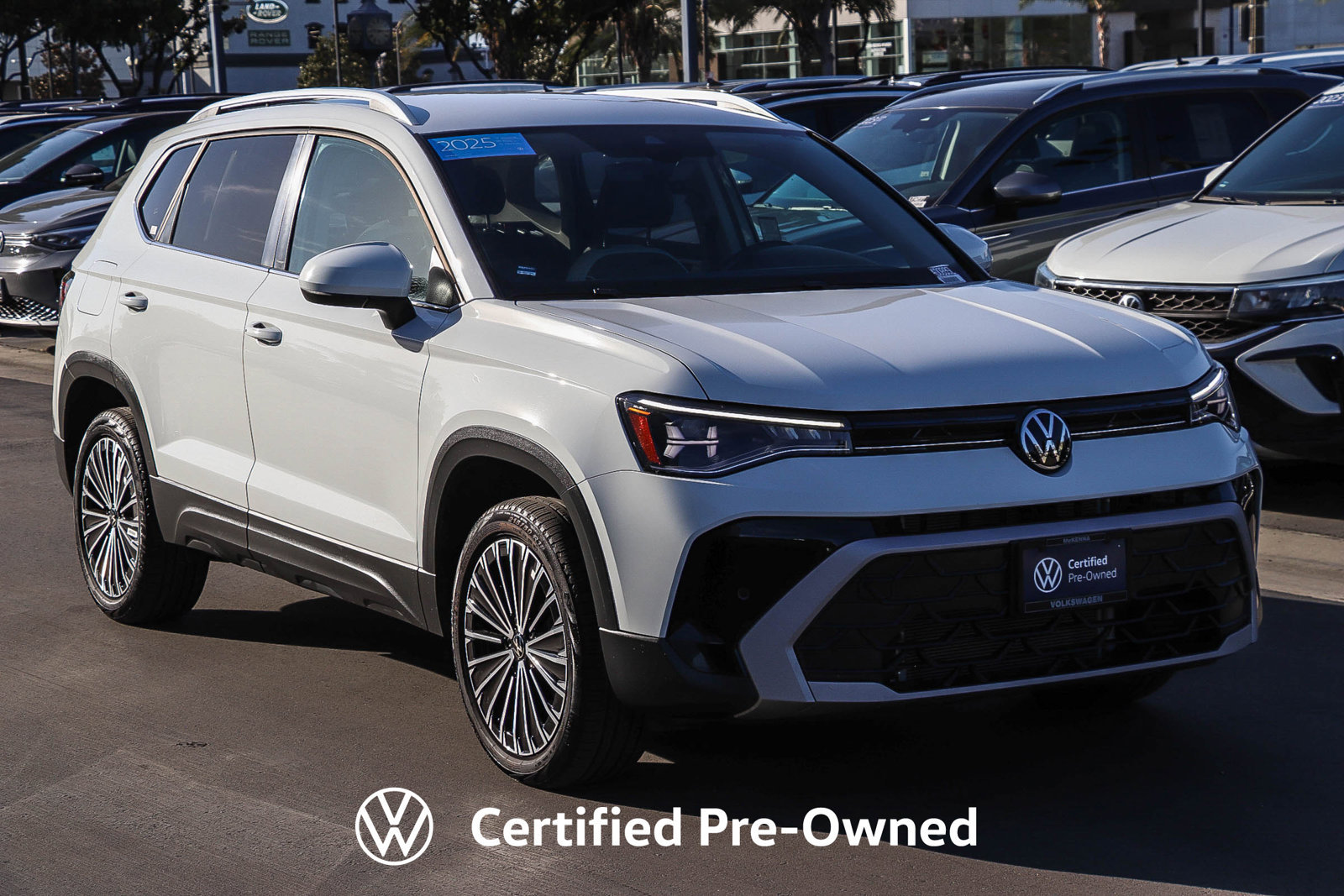 Used 2025 Volkswagen Taos SE FWD image 4