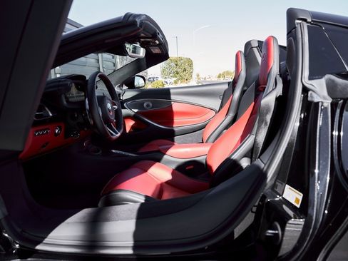 Used 2025 McLaren Artura Spider image 30