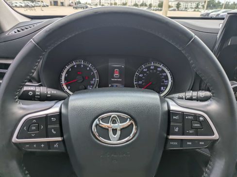 Used 2022 Toyota Highlander LE FWD image 32
