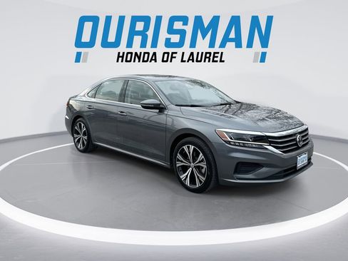 Used 2021 Volkswagen Passat 2.0T SE image 2