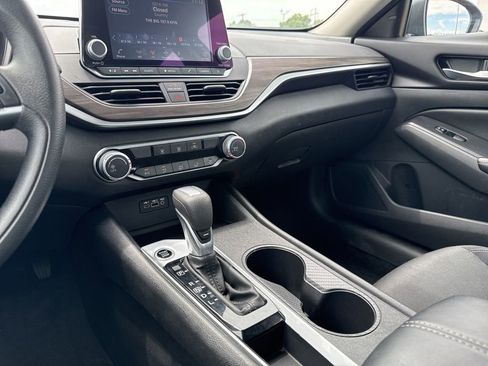 Used 2025 Nissan Altima 2.5 SV FWD image 19