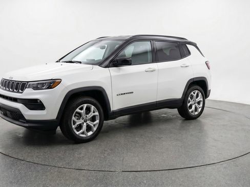 Used 2025 Jeep Compass Latitude AWD/4WD image 3