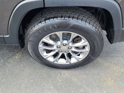 Used 2019 Jeep Cherokee Latitude Plus w/ Cold Weather Group AWD/4WD image 8