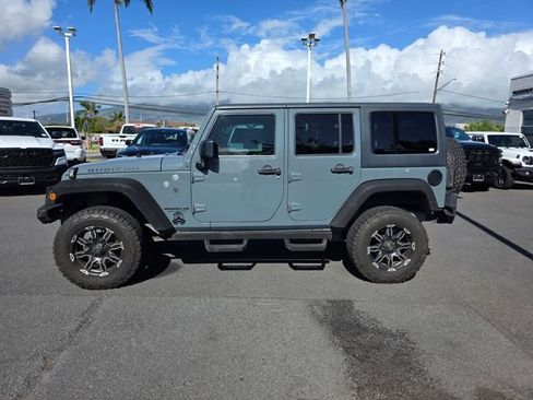 Used 2015 Jeep Wrangler Unlimited Rubicon w/ Connectivity Group AWD/4WD image 4
