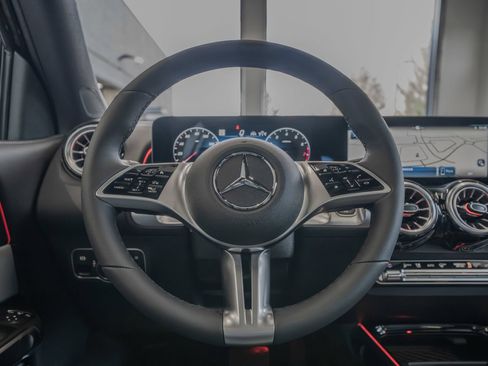 Used 2026 Mercedes-Benz GLB 250 4MATIC image 9