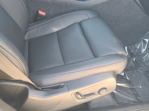 Used 2025 Volvo XC40 B5 Plus image 11