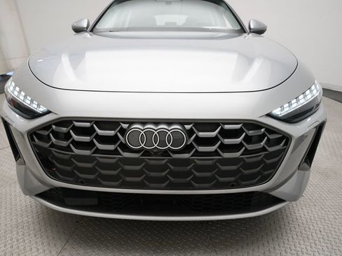 Used 2025 Audi Q5 Premium w/ Convenience Package image 23