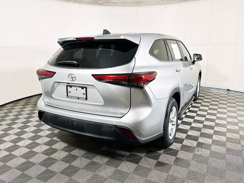 Used 2023 Toyota Highlander L FWD image 3