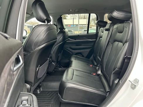 Used 2023 Jeep Grand Cherokee Limited w/ Luxury Tech Group II image 17