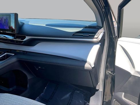 Certified 2025 Toyota Sienna LE FWD image 18