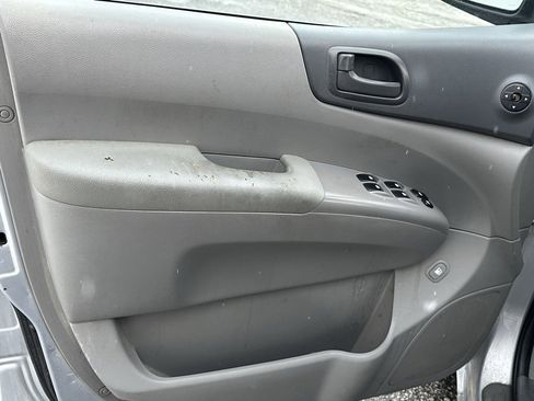 Used 2010 Kia Sedona LX image 10