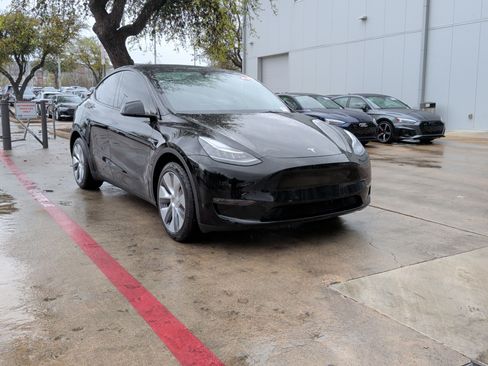 Used 2023 Tesla Model Y Long Range image 2