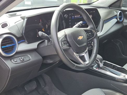 Used 2025 Chevrolet Trax LT w/ LT Convenience Package FWD image 13