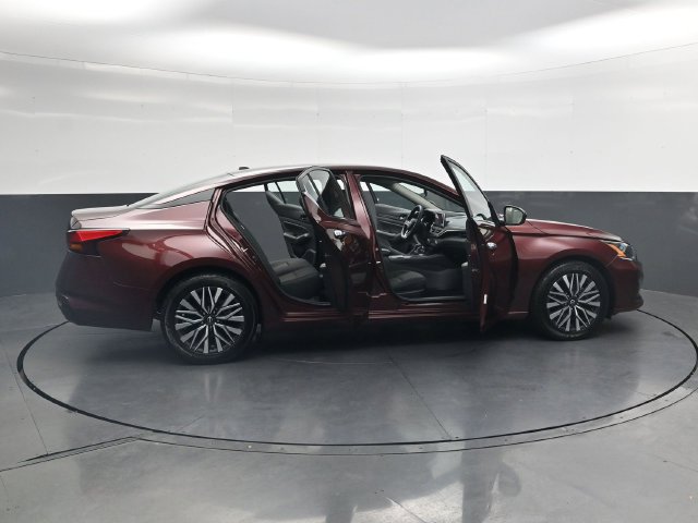 Used 2025 Nissan Altima 2.5 SV FWD image 40