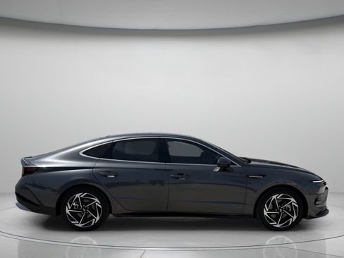 Used 2024 Hyundai Sonata SEL w/ Convenience Package FWD image 2