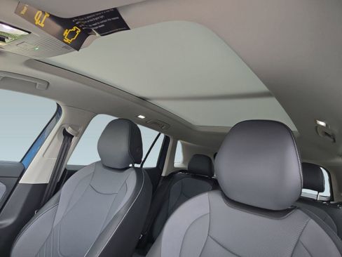 New 2025 Volkswagen Tiguan SE image 13