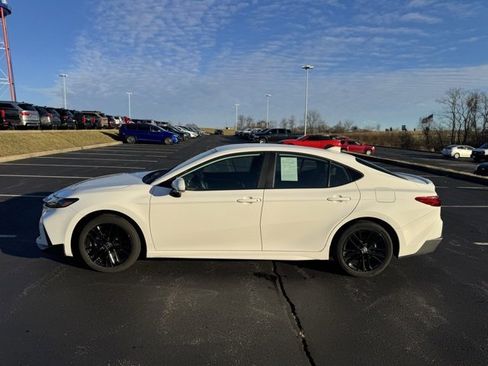 Used 2025 Toyota Camry SE image 6
