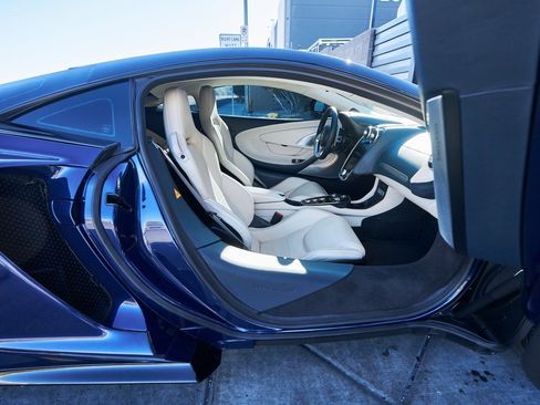 Used 2022 McLaren GT image 28