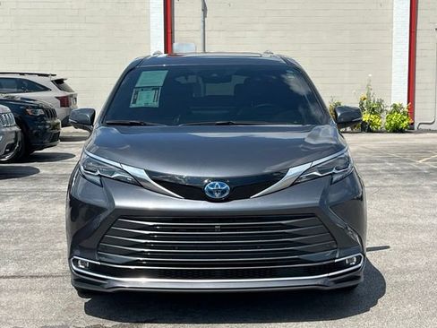 Used 2025 Toyota Sienna Platinum AWD/4WD image 16