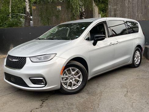 Used 2024 Chrysler Pacifica Touring-L FWD image 1