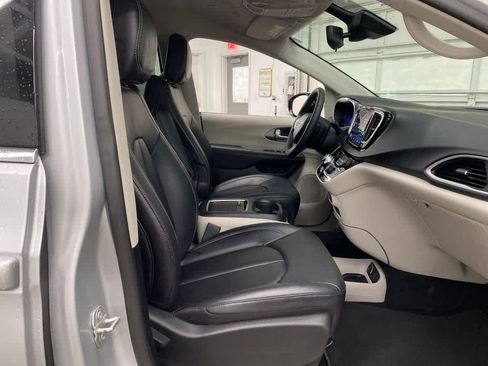 Used 2024 Chrysler Pacifica Touring-L FWD image 18