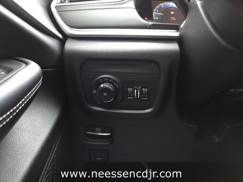 New 2025 Jeep Grand Cherokee Limited image 34