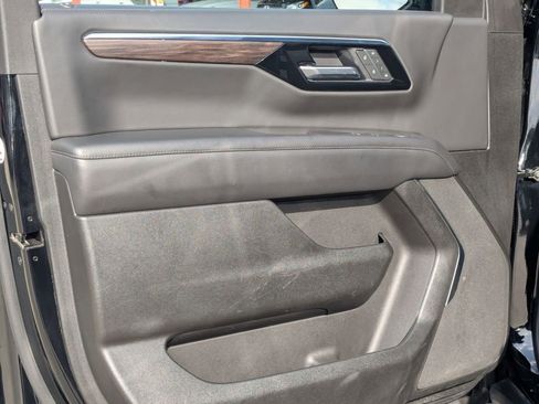 Used 2025 Chevrolet Suburban Z71 image 7