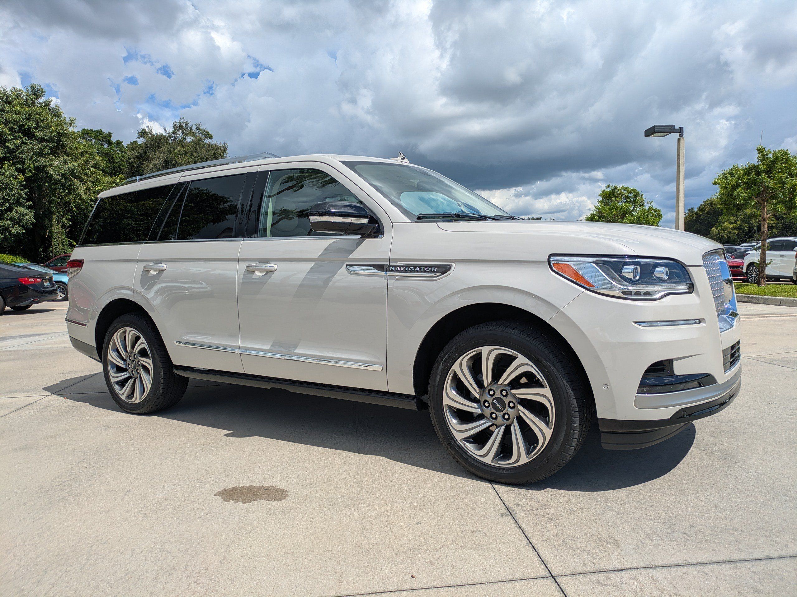 Used 2023 Lincoln Navigator Reserve RWD image 1