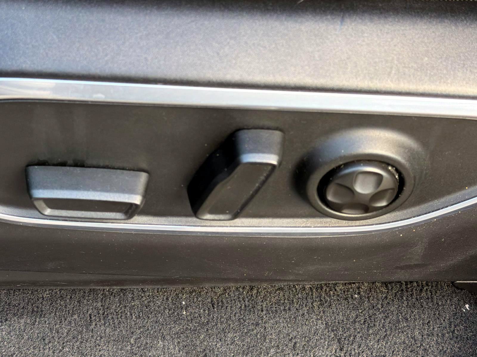 Used 2025 Jeep Wagoneer 4WD image 14