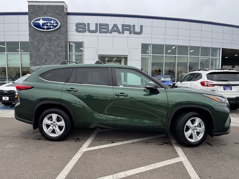 Used 2023 Toyota Highlander LE image 9