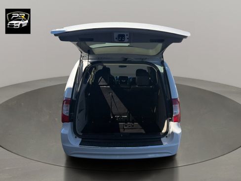 Used 2015 Chrysler Town & Country Touring FWD image 17