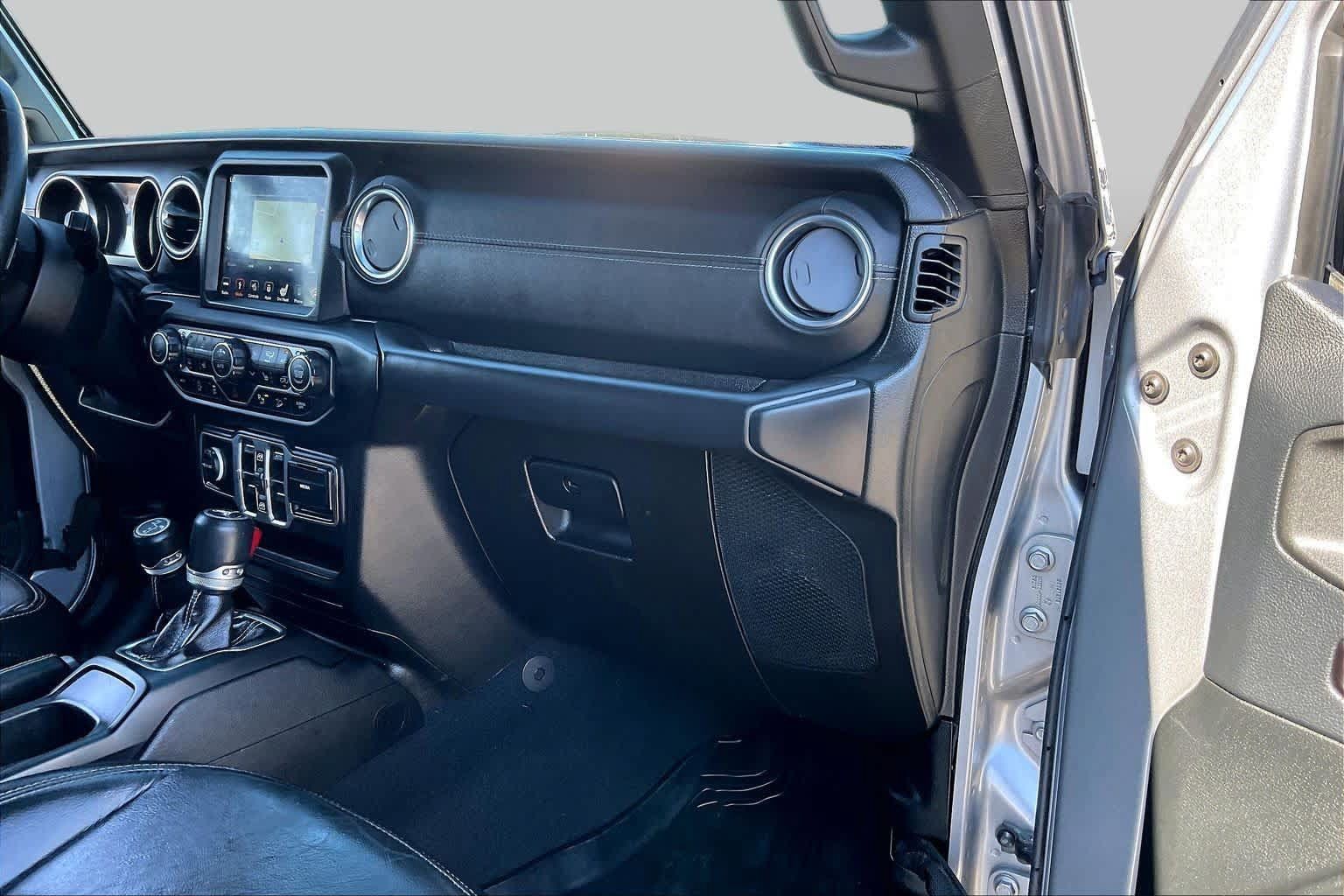 Used 2018 Jeep Wrangler Unlimited Sahara AWD/4WD image 17