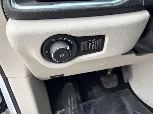 Used 2023 Chrysler Pacifica Limited FWD image 34