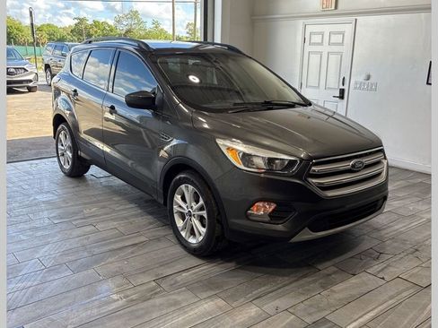 Used 2018 Ford Escape SE image 1