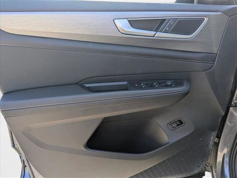 Certified 2025 Volkswagen Atlas Cross Sport SE w/ Panoramic Sunroof Package image 11