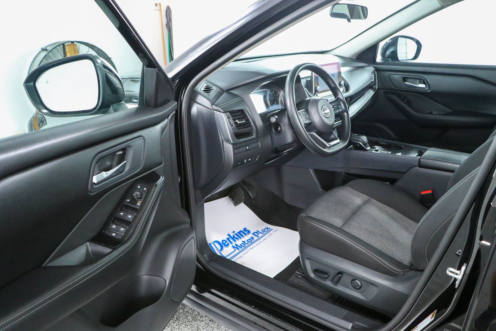Used 2024 Nissan Rogue SV FWD image 3