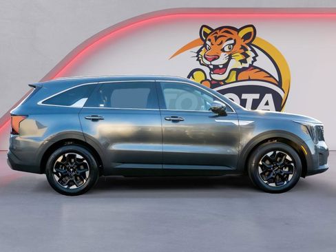 Used 2024 Kia Sorento S image 4