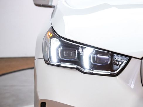 Used 2025 BMW 530i w/ Premium Package image 8