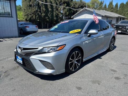 Used 2020 Toyota Camry SE w/ Carpet Mat Package image 3