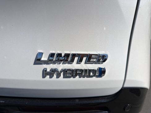 Used 2023 Toyota Sienna Limited image 47