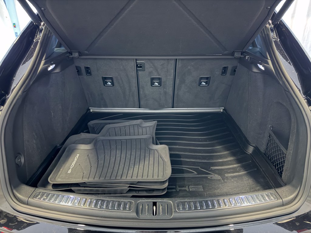 Certified 2023 Porsche Macan AWD/4WD image 29