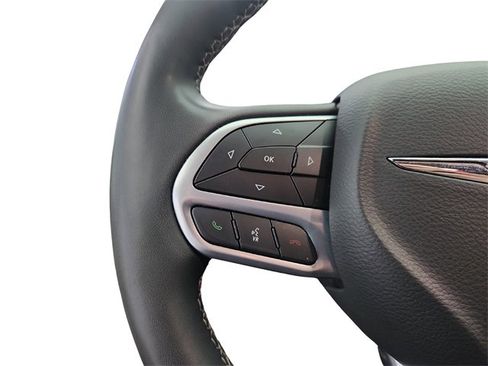 Used 2023 Chrysler Pacifica Touring-L image 32