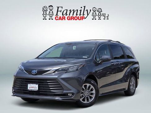 Used 2025 Toyota Sienna XLE image 1
