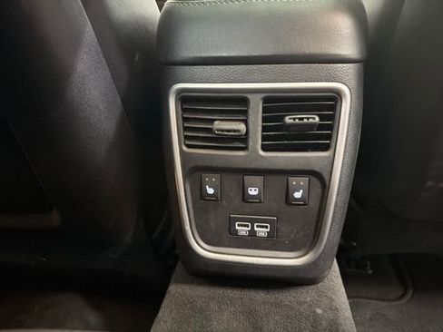 Used 2016 Chrysler 300 C RWD image 29