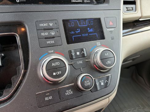 Used 2020 Toyota Sienna XLE w/ XLE Navigation Package AWD/4WD image 20