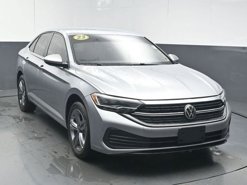 Used 2023 Volkswagen Jetta SE image 2