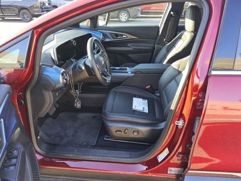 Used 2025 Chevrolet Equinox EV LT w/ Convenience Package image 4