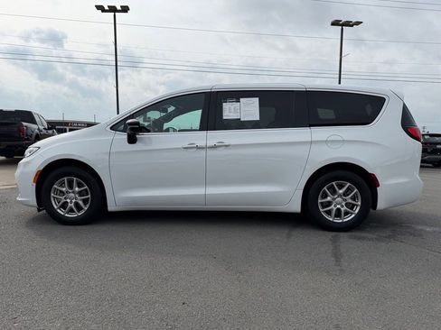 Used 2026 Chrysler Pacifica Select FWD image 4