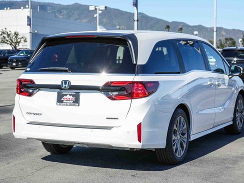 New 2026 Honda Odyssey Touring image 6