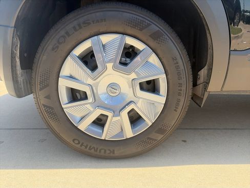 Used 2025 Nissan Kicks S FWD image 9